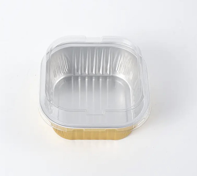 Salle à manger élégante, emballage durable : l'attrait des contenants alimentaires en aluminium noir et or