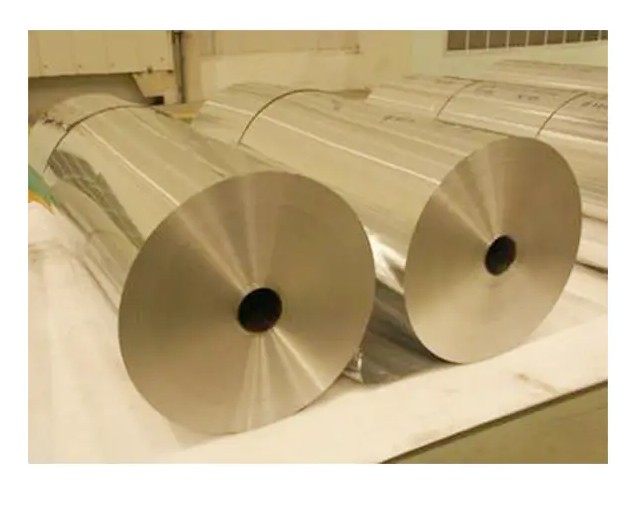 Du lingot à la feuille : le parcours des matières premières du papier d’aluminium